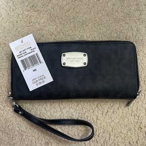 Michael Kors- Black jet set wallet